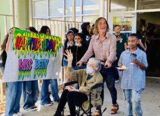 Betty Reid Soskin celebra su cumpleaños número 104 en la escuela que lleva su nombre Betty Reid Soskin celebrates 104th birthday at namesake school