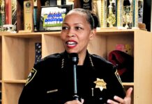 La jefa Bisa French se jubilará tras 27 años de servicio en Richmond Chief Bisa French, the first woman and also the first woman of color to lead the Richmond Police Department, announced she will retire effective Dec. 1, 2025, concluding a 26-year career during which she rose up the ranks. Chief French began her tenure with the department in 1998 as a police officer. Over the years, she served as a sergeant, lieutenant, captain and deputy chief. She was appointed as police chief in 2020. Chief French is being hailed for her emphasis on building trust between police and community members. Despite efforts by City Council to defund the RPD in recent years, Chief French oversaw some of the city's lowest homicide rates. The department credits her with expanding de-escalation training, improving technology and deepening collaboration with residents and local organizations. "Serving the City of Richmond has been the honor of my life," said Chief French. "Leading this department and working alongside the men and women of RPD-whose commitment and compassion inspire me every day-has been the highlight of my career. I am deeply grateful for the trust placed in me and proud of what we have accomplished together." The City of Richmond will initiate a search for a new police chief.
