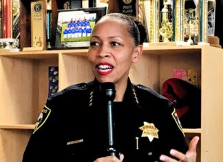 La jefa Bisa French se jubilará tras 27 años de servicio en Richmond Chief Bisa French, the first woman and also the first woman of color to lead the Richmond Police Department, announced she will retire effective Dec. 1, 2025, concluding a 26-year career during which she rose up the ranks. Chief French began her tenure with the department in 1998 as a police officer. Over the years, she served as a sergeant, lieutenant, captain and deputy chief. She was appointed as police chief in 2020. Chief French is being hailed for her emphasis on building trust between police and community members. Despite efforts by City Council to defund the RPD in recent years, Chief French oversaw some of the city's lowest homicide rates. The department credits her with expanding de-escalation training, improving technology and deepening collaboration with residents and local organizations. "Serving the City of Richmond has been the honor of my life," said Chief French. "Leading this department and working alongside the men and women of RPD-whose commitment and compassion inspire me every day-has been the highlight of my career. I am deeply grateful for the trust placed in me and proud of what we have accomplished together." The City of Richmond will initiate a search for a new police chief.