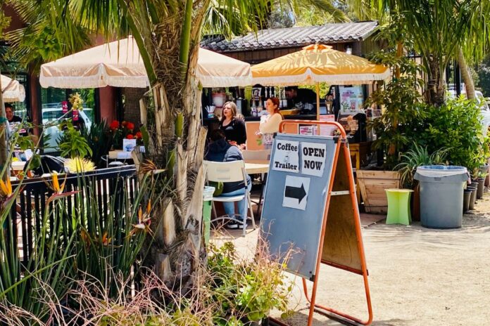 The menu also includes items under “Platillos Mexicanos,” such as carne asada (broiled beef) and milanesa de pollo (breaded chicken breast), both served with rice, beans, and tortillas.